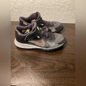 KYRIE FLYTRAP 5 KIDS SHOES SIZE 3 Y
